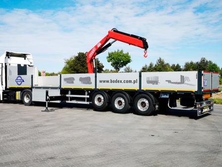 Naczepa burtowa z HDS – wieloosiowa z dźwigiem hydraulicznym