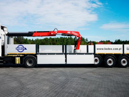 Naczepa burtowa z HDS – wieloosiowa z dźwigiem hydraulicznym