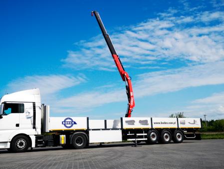 Naczepa burtowa z HDS – wieloosiowa z dźwigiem hydraulicznym