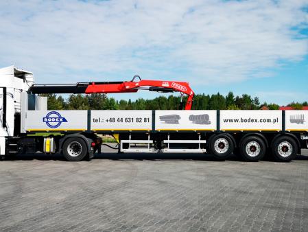 Naczepa burtowa z HDS – wieloosiowa z dźwigiem hydraulicznym