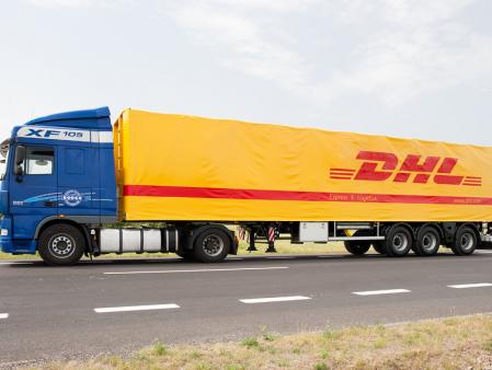 Naczepa wielozadaniowa rozsuwana z automatycznie rozkładanym dachem