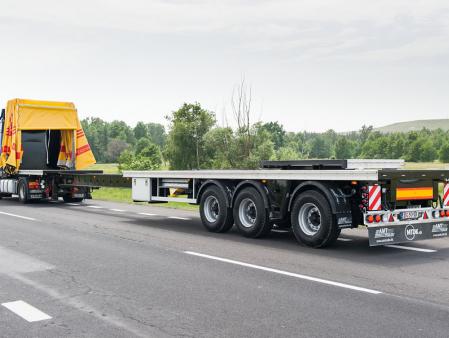 Naczepa wielozadaniowa rozsuwana z automatycznie rozkładanym dachem