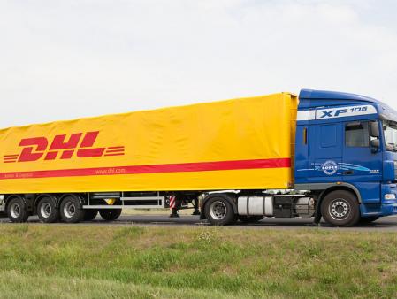 Naczepa wielozadaniowa rozsuwana z automatycznie rozkładanym dachem