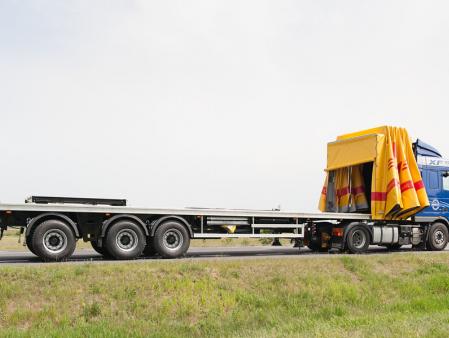 Naczepa wielozadaniowa rozsuwana z automatycznie rozkładanym dachem
